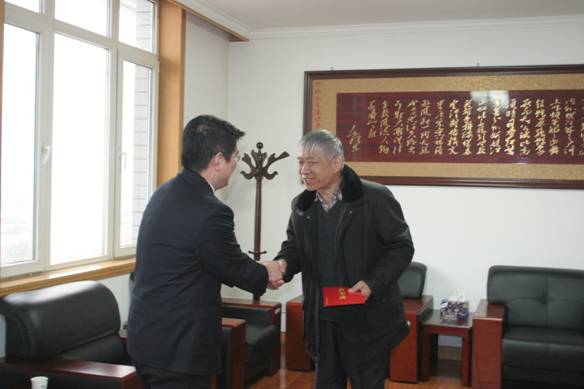 公司扎实做好春节前难题党员走访慰问事情