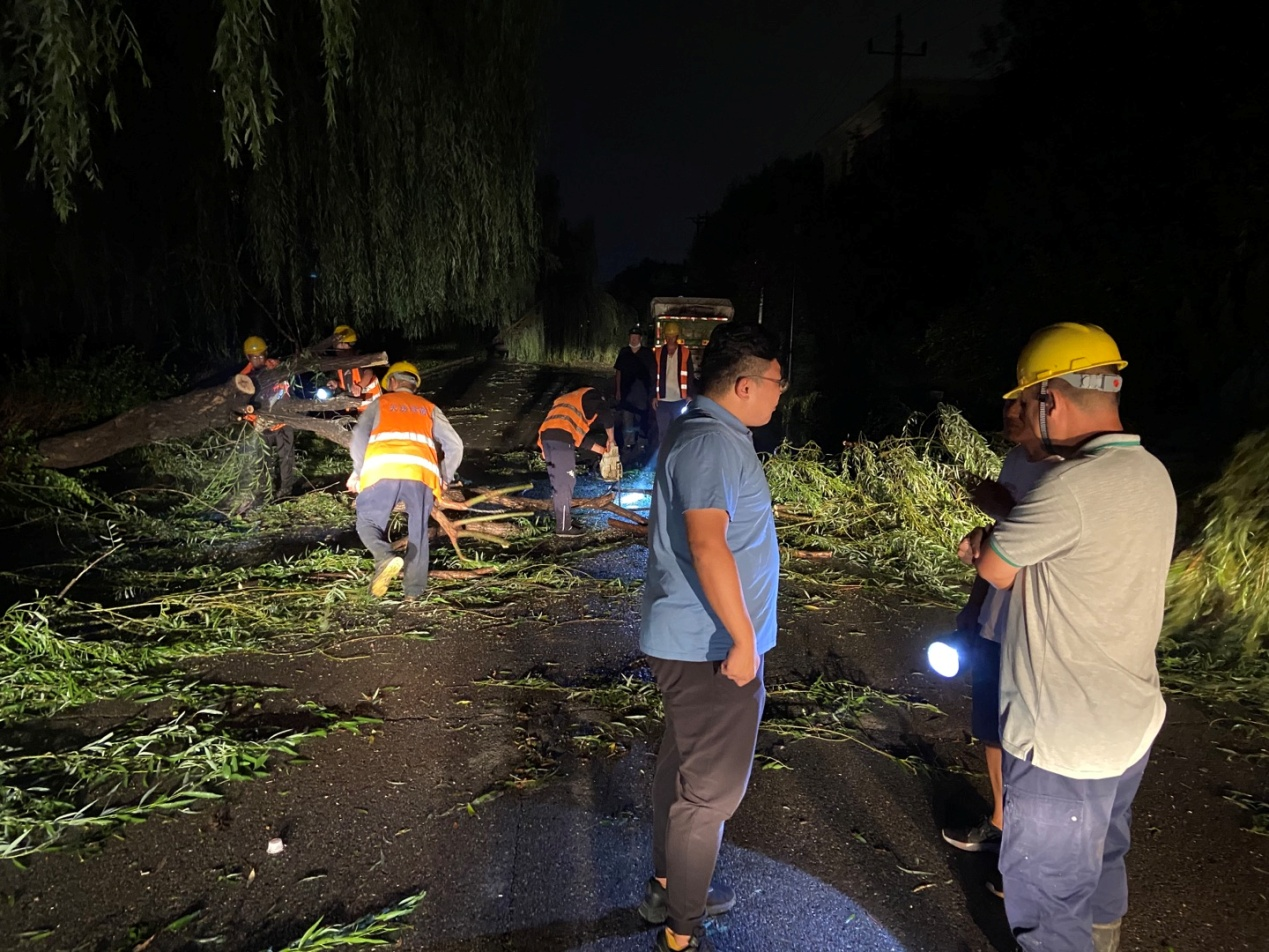 天房绿茵公司风雨中防汛抢险显继续