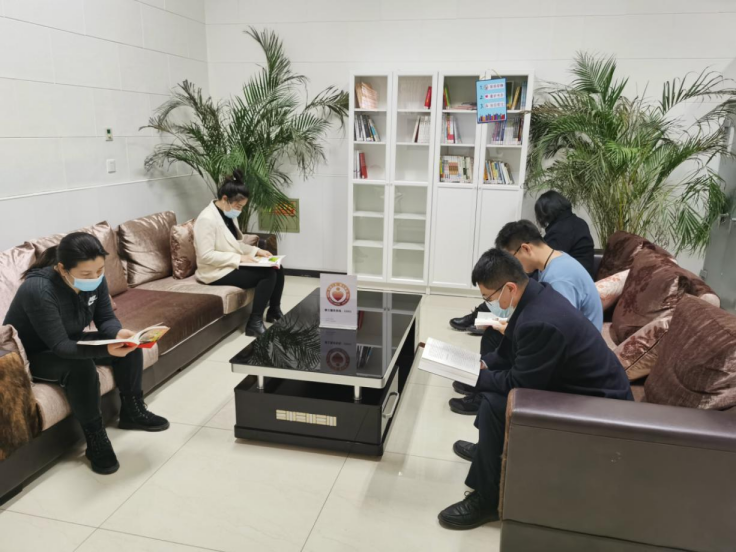 深化企业文化建设 创学习型团队 恒信诚业工会建设念书角