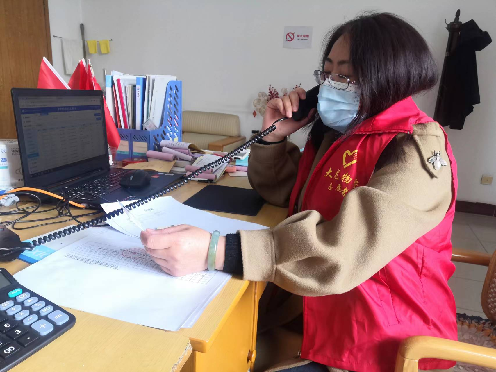 我为群众办实事 物资公司创城值勤中资助失主寻回手包