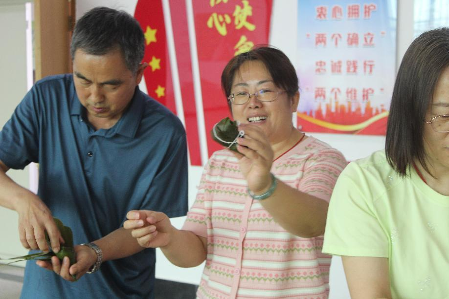 迎端午佳节 品民族文化 mg不朽情缘控股所属物资公司开展端午节包粽子活动